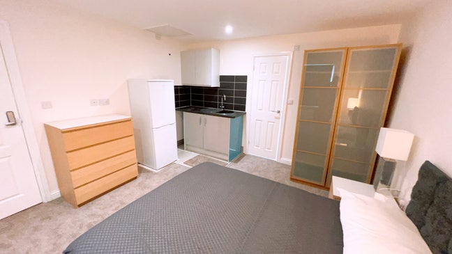 Lovely kitchenette room with shower to rent Main Photo