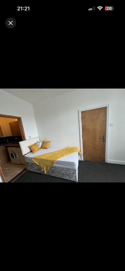 Rooms Furnished En Suite and Non En Suite Options  Main Photo
