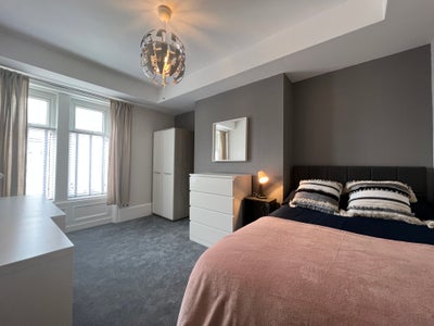 Large Double room in six bed house share Main Photo