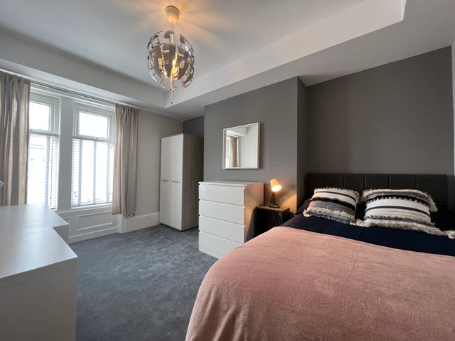 Large Double room in six bed house share Main Photo