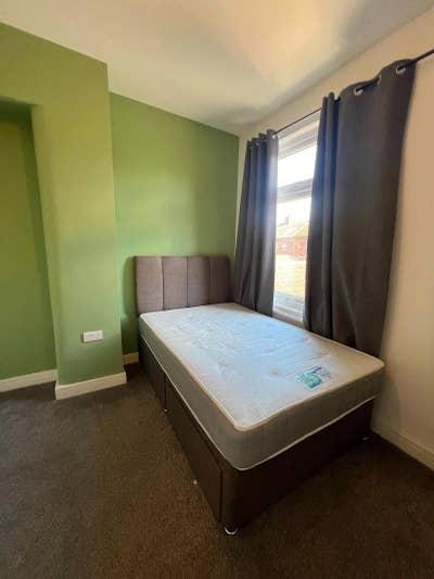 Single Ensuit in a 4 Bed Property **Aire Street** Main Photo