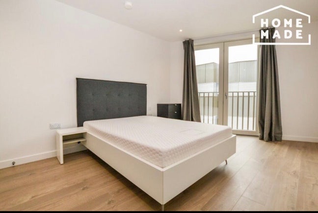 HUGE flat in Queen Elizabeth Olympic Park Main Photo