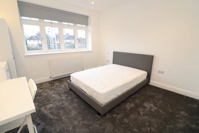 3 Mins to Station! Large Double Room - Bills In Main Photo