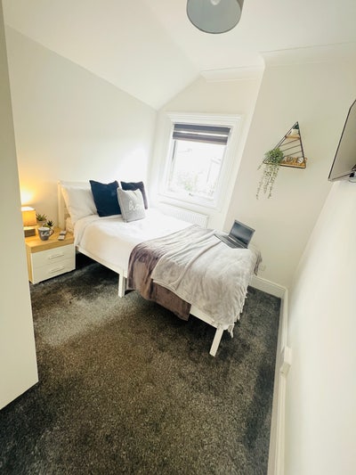 Cozy large Double Room near Marina & Trainstation Main Photo