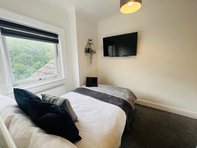 Cozy large Double Room near Marina & Trainstation Main Photo