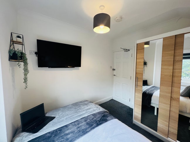 Cozy large Double Room near Marina & Trainstation Main Photo