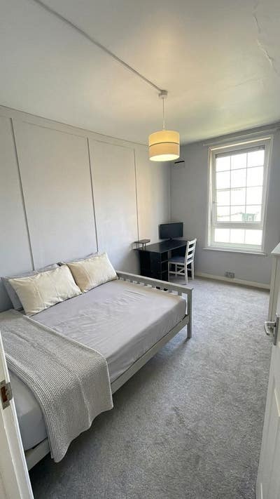 8-min walk to Canary Wharf | Modern Room!! Main Photo