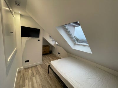 2 Double Bedrooms - 1 w/ en-suite in Fishponds Main Photo
