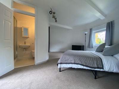 Unique Ensuite in Stunning Oasthouse Main Photo