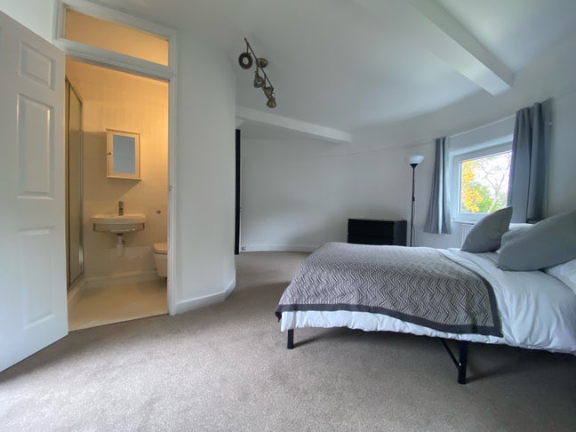 Unique Ensuite in Stunning Oasthouse Main Photo