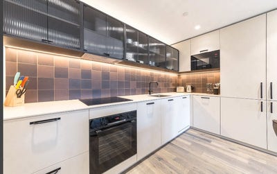 Ensuite Master Bedroom in Seven Sisters - N15 Main Photo