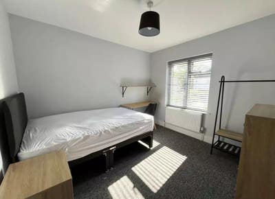 Rooms Available in a Spacious 5-Bed House  Main Photo