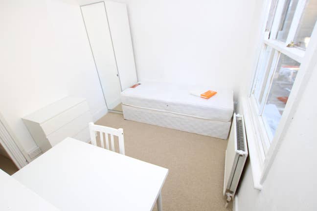 SIngle, great loc, all.incl,avail.now,furnished Main Photo