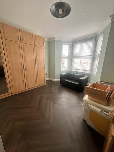 Spacious and well lit studio Main Photo