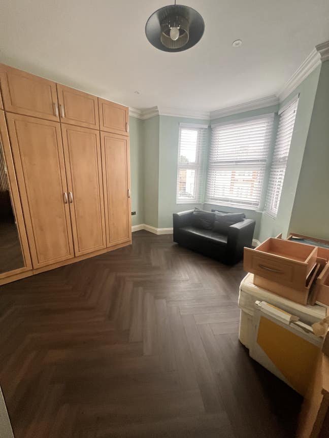 Spacious and well lit studio Main Photo