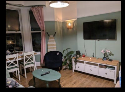 Light airy bedroom available in friendly house Main Photo