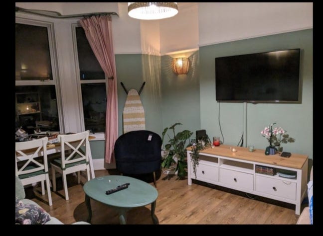 Light airy bedroom available in friendly house Main Photo