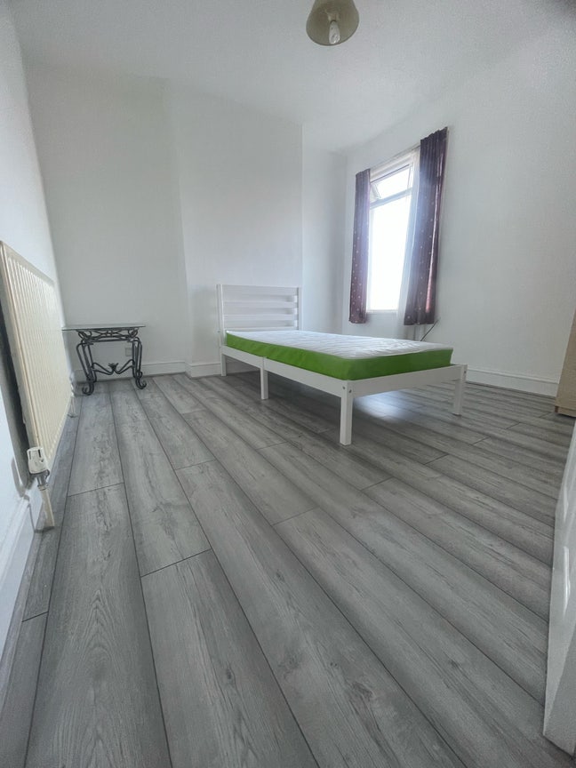 Double Room Rent Bills inc Plumstead &pound;800 SE18  Main Photo