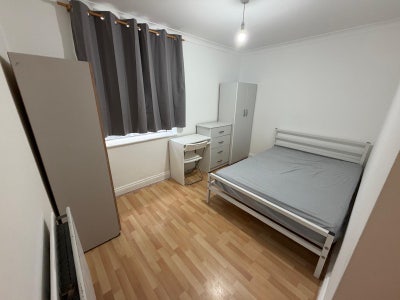 Lovely DBL Room | 5 min to DLR 🚂 | Bills Included Main Photo