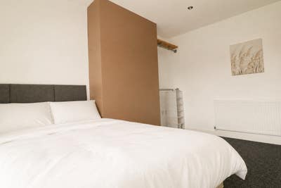 1 Double Room in a 5 Bed House - Ready 07/09/2026 Main Photo