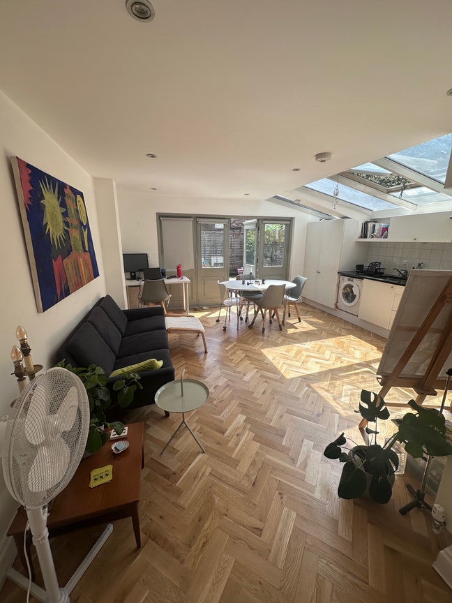 Room in 2 bedroom West London flat with garden Main Photo