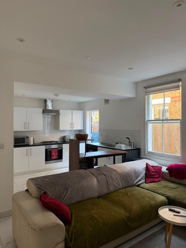 Sunny Double Room in Clapham South Main Photo
