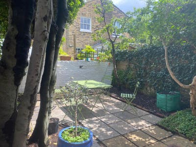 Room to Let in Mile End in social household  Main Photo