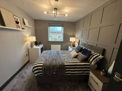 Off-suite room/Walking Distance to Stepping Hill  Main Photo