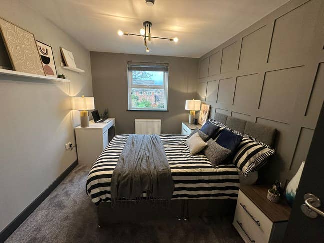 Off-suite room/Walking Distance to Stepping Hill  Main Photo