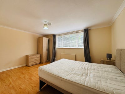 Large House - Double room + All Bills Included Main Photo