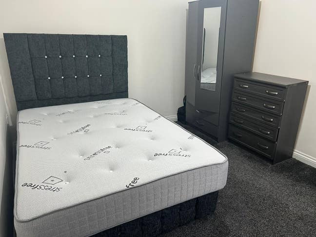 Cozy Room for Female Tenant – Longsight – M12 Main Photo
