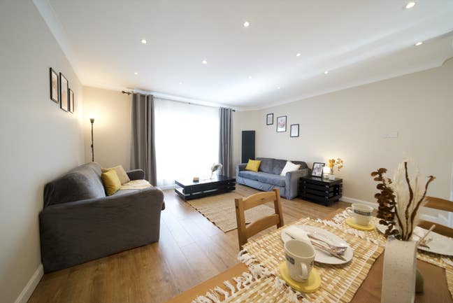 Double Rooms | Garden, Lounge & Modern Home|E16 Main Photo