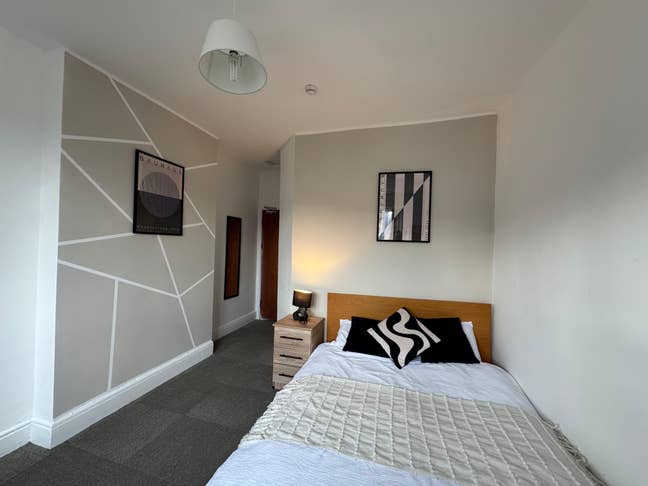 Modern Room  to Rent in Swansea Main Photo