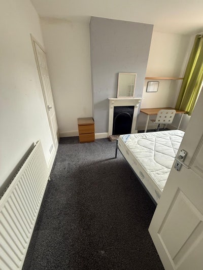 Double bedroom closer to Royal infirmary and DMU Main Photo