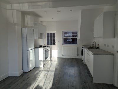 3 rooms available in a quiet 4-bed house share Main Photo