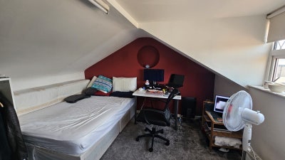 Kingsize room for single in front of leyton statio Main Photo