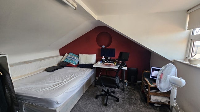 Kingsize room for single in front of leyton statio Main Photo