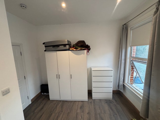 Spacious room to rent in Clapham North Main Photo