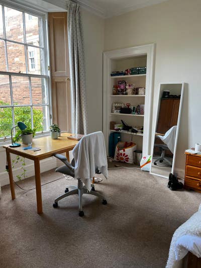 Spacious Garden-Facing Room in Newington Main Photo