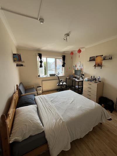 Bright Double Room in Friendly House Main Photo