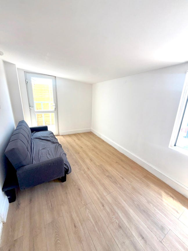 Amazing 3 Bedroom Flat in Leyton E10 Main Photo