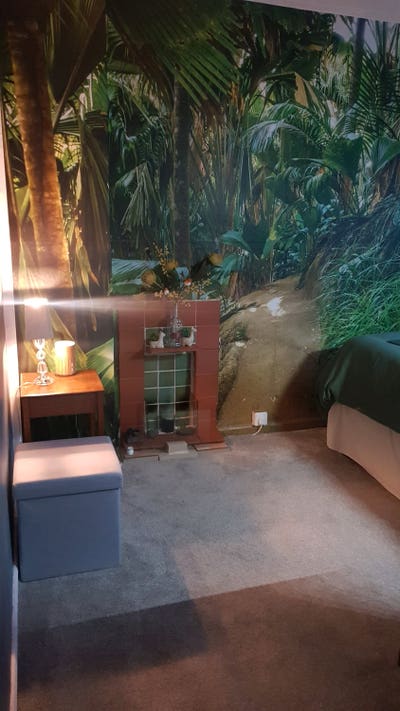 Bright and sunny room over looking garden  Main Photo