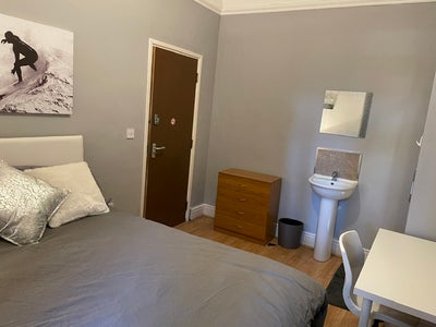 Lovely Double Ensuite Room Main Photo