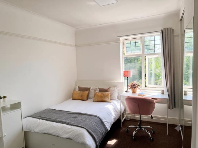 🏃‍♂️ 2 Min Walk to Woodford Station- Reposit Here Main Photo