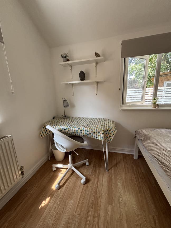 Bright large room in annexe sharing with one other Main Photo