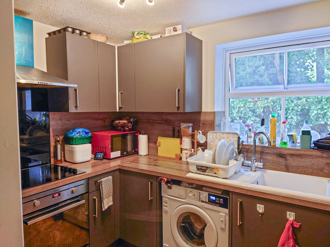 Small Double Room In Poplar - Quiet Household Main Photo