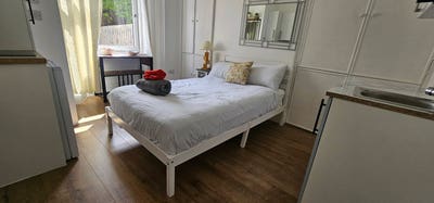 Double Bed Studio 0.5Km from Subway,inc All Bills  Main Photo