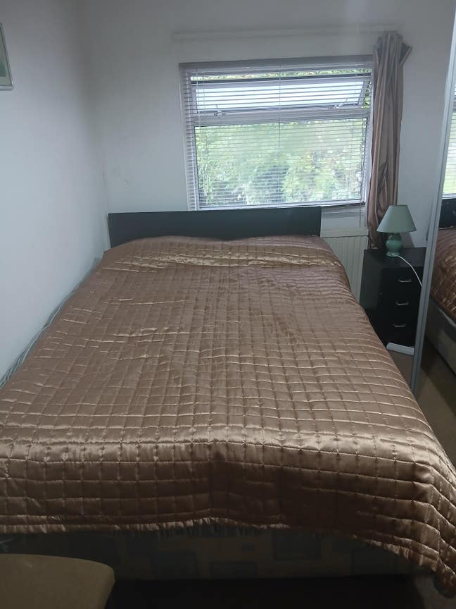 Double bed room to let Main Photo