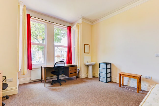 🛍️📌Large Rooms in a Five Ways Location🛍️📌 Main Photo