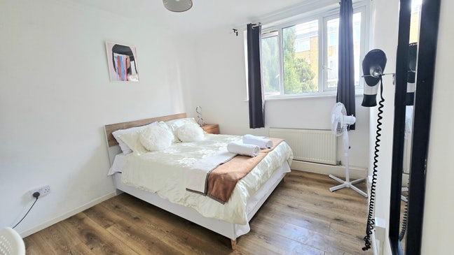 3 Large Bright Rooms E14 Main Photo